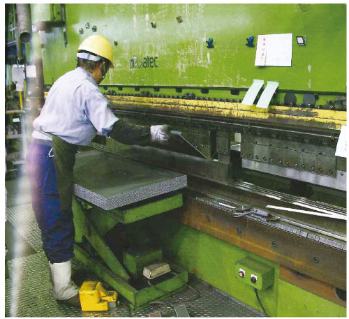 鉄の加工作業 鉄の加工作業